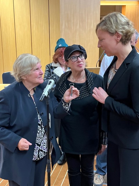 Schlüsselübergabe durch Jennifer Bern-Vogel an Frau Dr. Döhrer, Historisches Museum Bielefeld und Irith Michelsohn, Jüdische Kultusgemeinde Bielefeld